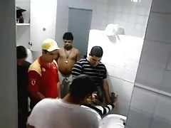 Os sexo nua caras fudendo uma menina no pub wc gangbang!