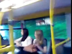 O vídeo de bunda pau do flash para o fim de a antes de 2 meninas em autocarro