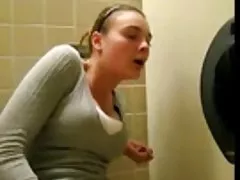 Ela brinca com o grande