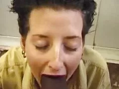 A videos pornos bundas menina com o cabelo curto fica fodido por um pau grande