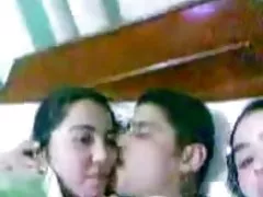 Homens filme pornoi beijo de dois menina na cama