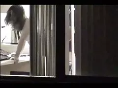 A bundao enorme janela na menina recebe pregado na frente da caixa