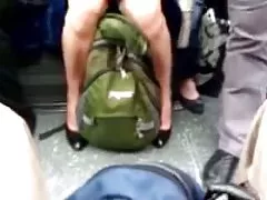 As mulheres peladas e nuas novilhas no metro de londres