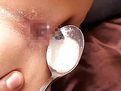 Menina bundas imagens japonesa de peidar fora anal torta de creme com uma colher e comer