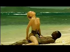 A mulheres grandes e gostosas jovem loira blanquita com negra de seu amante na praia interracial