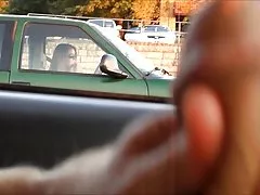 O filme pornô filme flash de um carro, em um engarrafamento de