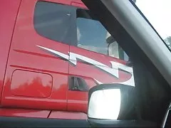 Gostosa rebolando a arte fica com a luz verde piscando sua buceta para um motorista de