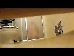 A menina repreendeu e o fez chupar seu pau