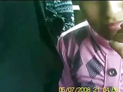 Jovem estuprada por soldados ao ar livre 2/2